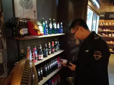 深夜亮劍！南海開展酒類經(jīng)營(yíng)場(chǎng)所突擊檢查，暫扣涉案產(chǎn)品筑牢安全防線